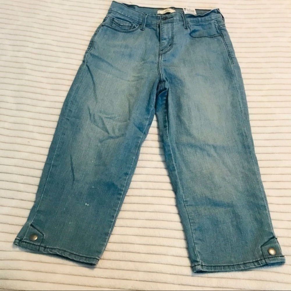 Levi’s High Waisted Cropped Capri Jeans Light Wash Women’s Capri Jeans size 6 28